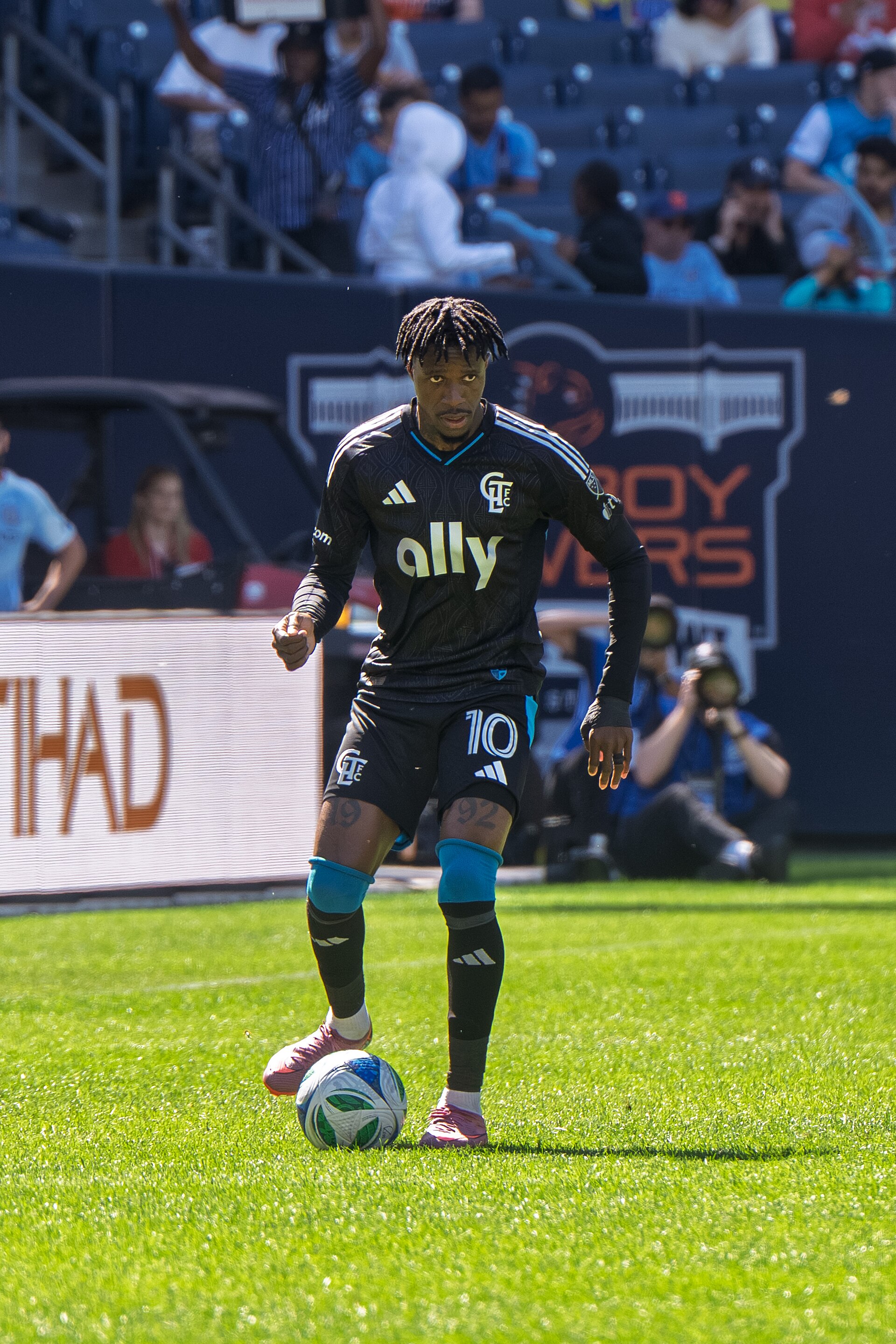 Wilfried Zaha thi đấu trong màu áo Charlotte FC