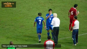 Các thành viên đội tuyển Thái Lan trao đổi bên đường biên trong ảnh trên tieulamtv