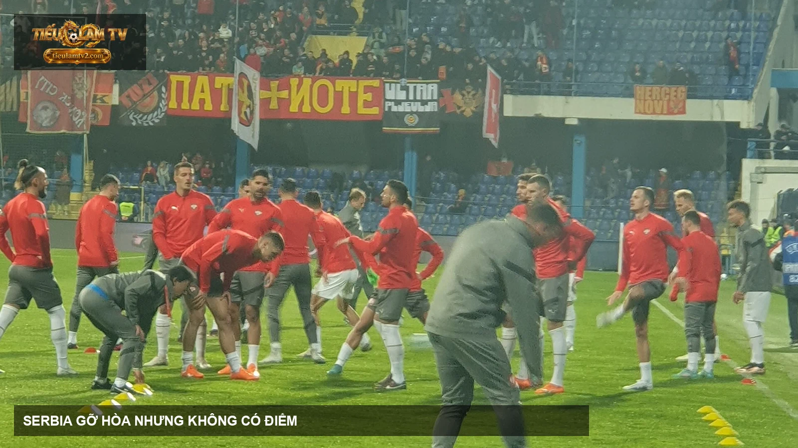 Các cầu thủ Serbia khởi động